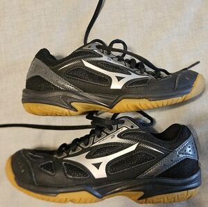 Mizuno Volleyball Shoes - Youth Size 2